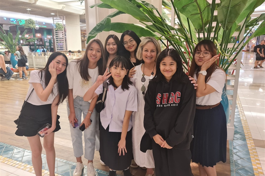 Collette Tuioti with Sacred Heart alumni in Bangkok.
